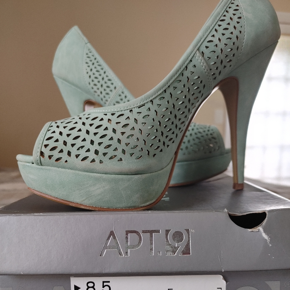 Peep toe pumps